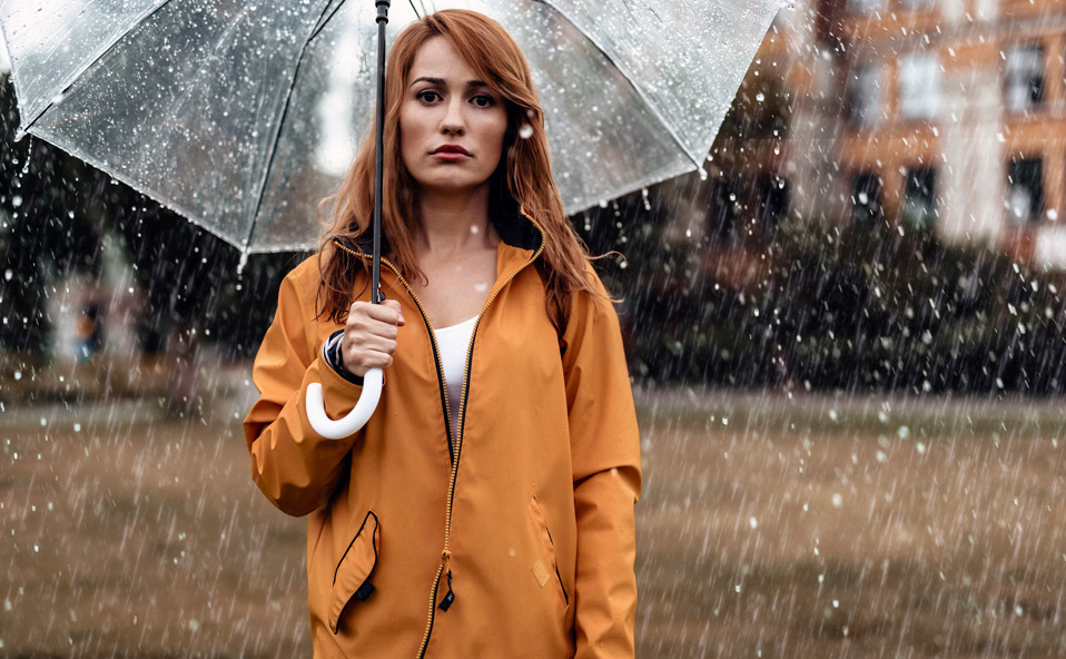 Draußen bei Wind, Wetter, Regen? Hol' Dir bei uns wasserdichte Fashion-Pieces zum individuellen Veredeln